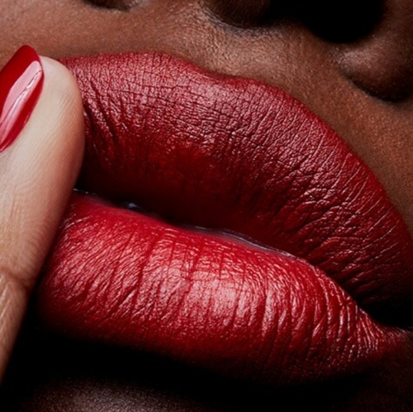 MAC COSMETICS MATTE LIPSTICK IN CHILI. - Picture 5 of 7